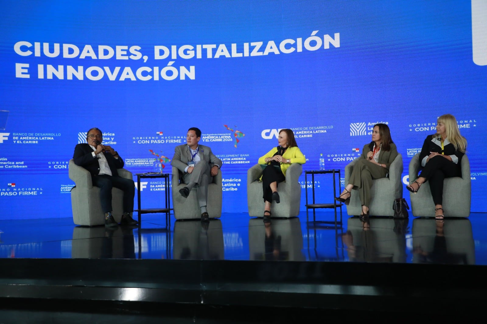 Andrés Mijes destaca modelo digital de Escobedo en foro internacional