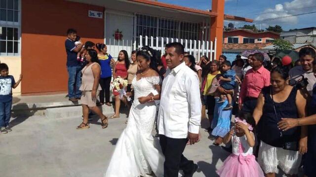 Novios en la primaria Benito Juárez