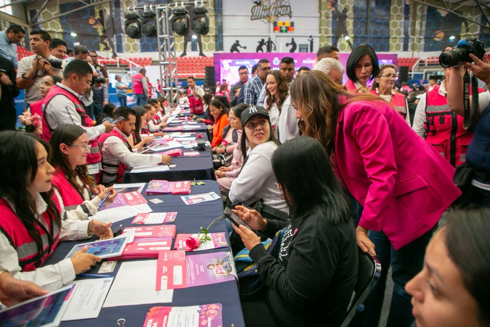 Libia Dennise entrega Tarjeta Rosa a primeras 600 mujeres de Guanajuato