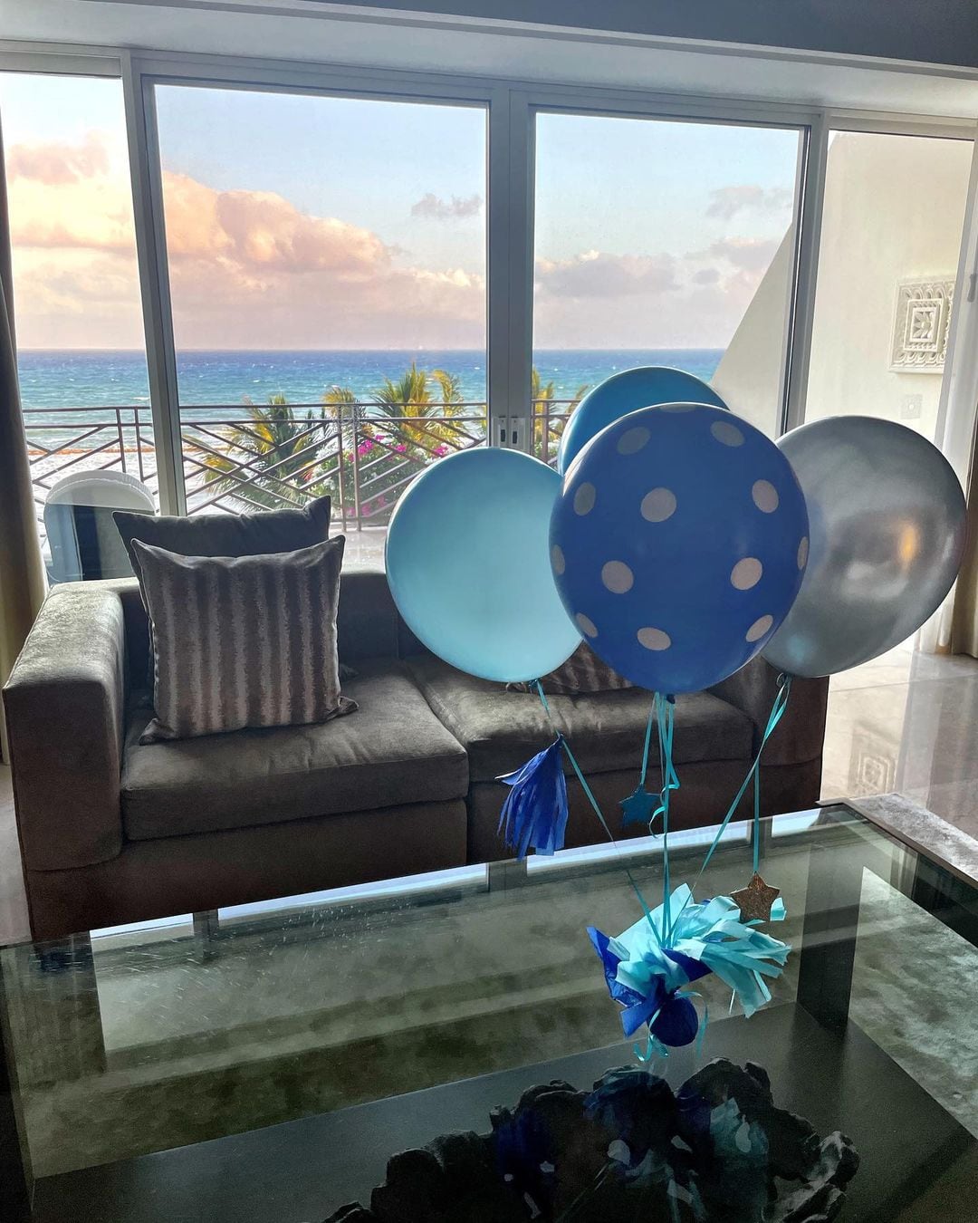 Celebran el cumpleaños de Gabriel Soto con globos azules.