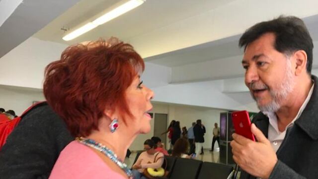 Gerardo Fernández Noroña. Increpa a mujer en el AICM.