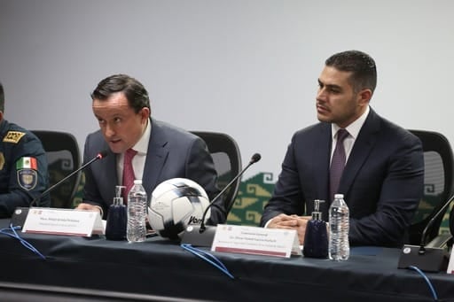 Mikel Arriola y Omar García en reunión de seguridad