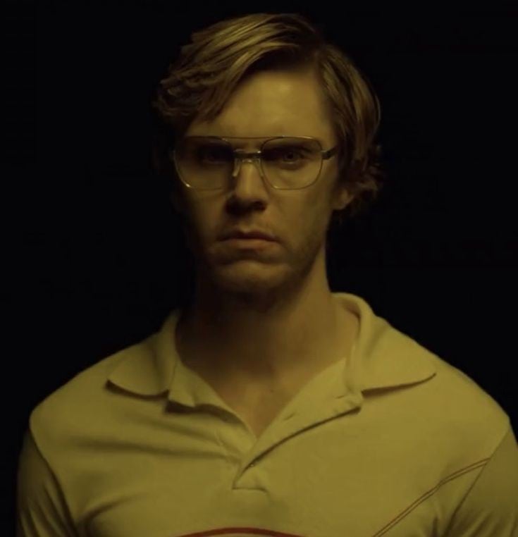 Evan Peters como Jeffrey Dahmer en la serie de Netflixie
