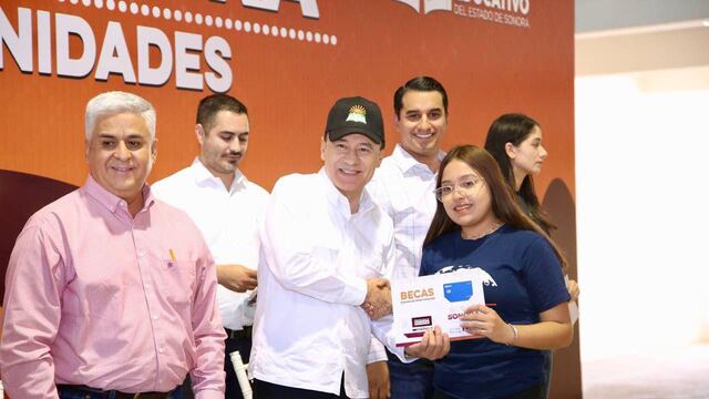Alfonso Durazo entregó becas en comunidades de la sierra