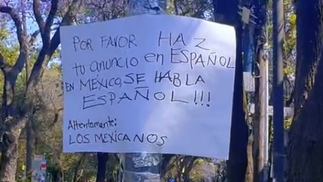 Mexicanos tumban letrero en inglés