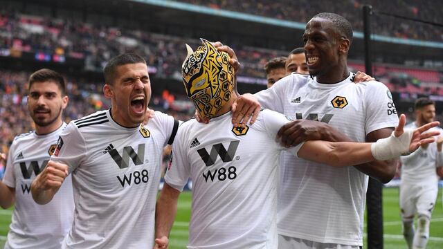 Raúl Jiménez se puso la máscara de Sin Cara.