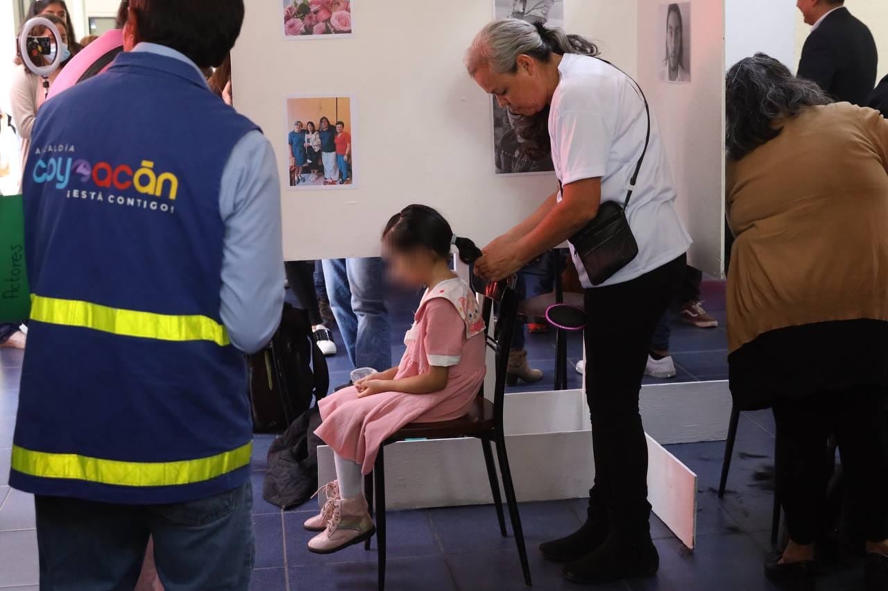 Entregan pelucas oncológicas a mujeres de Coyoacán