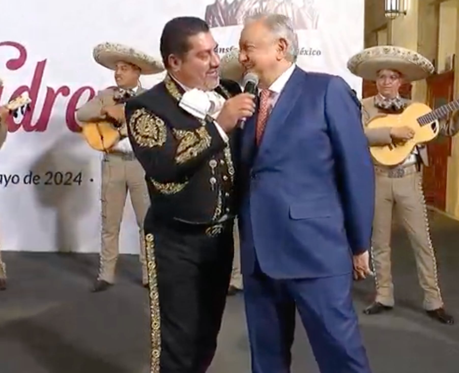 AMLO no quiso echar un palomazo con el mariachi en Día de las Madres