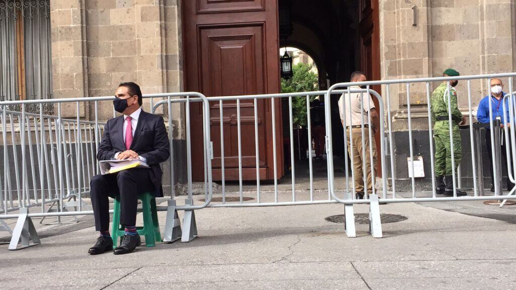 Silvano Aureoles afuera de Palacio Nacional