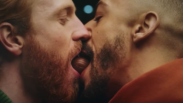 Pareja gay se besa