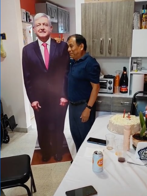 Le regala un AMLO de tamaño real