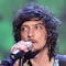 León Larregui reaparece tras ser golpeado en París, haciéndose el que no sabe qué pasó