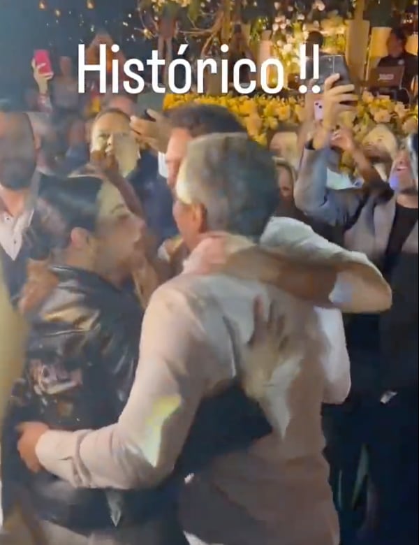 Anahí, Maite Perroni, Christopher Uckermann y Christián Chávez abrazándose.