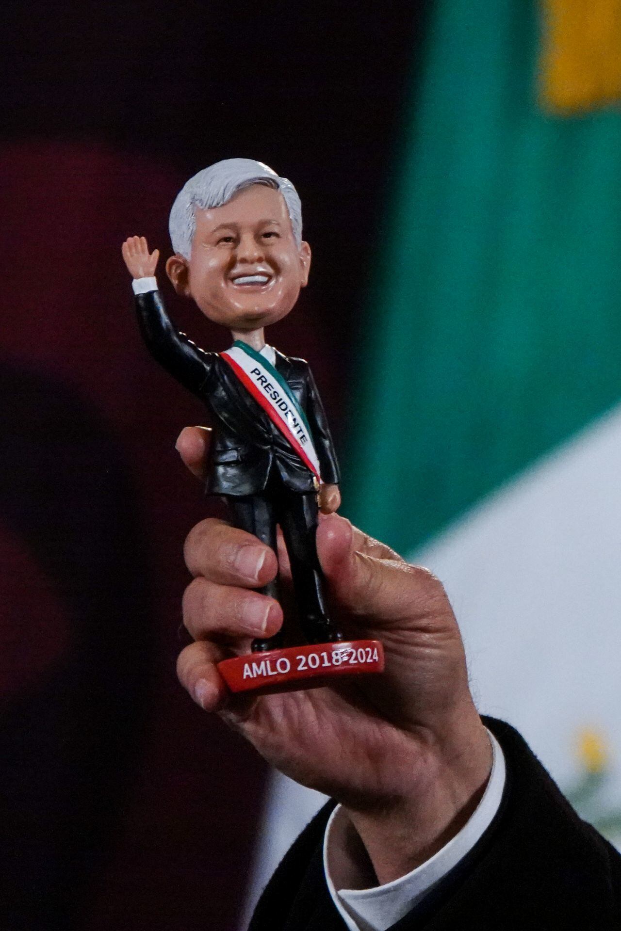 AMLO presume muñequito cabezón