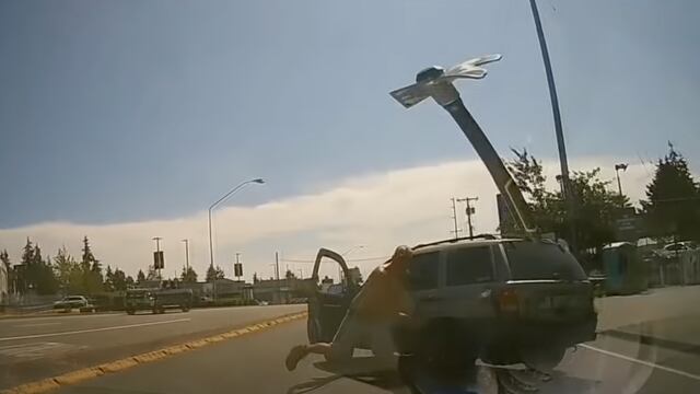 Lanza hacha contra automovilista