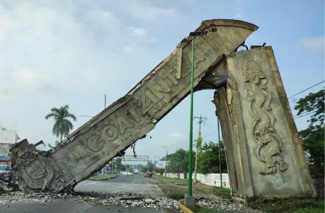 En Coatzintla, Veracruz, se desplomó el arco de bienvenida/internet