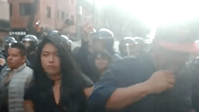 La manifestante no logró prender su encendedor.