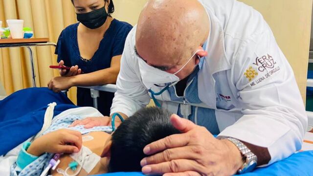 Roberto Ramos Alor visita a niño que comió pan envenenado en Veracruz