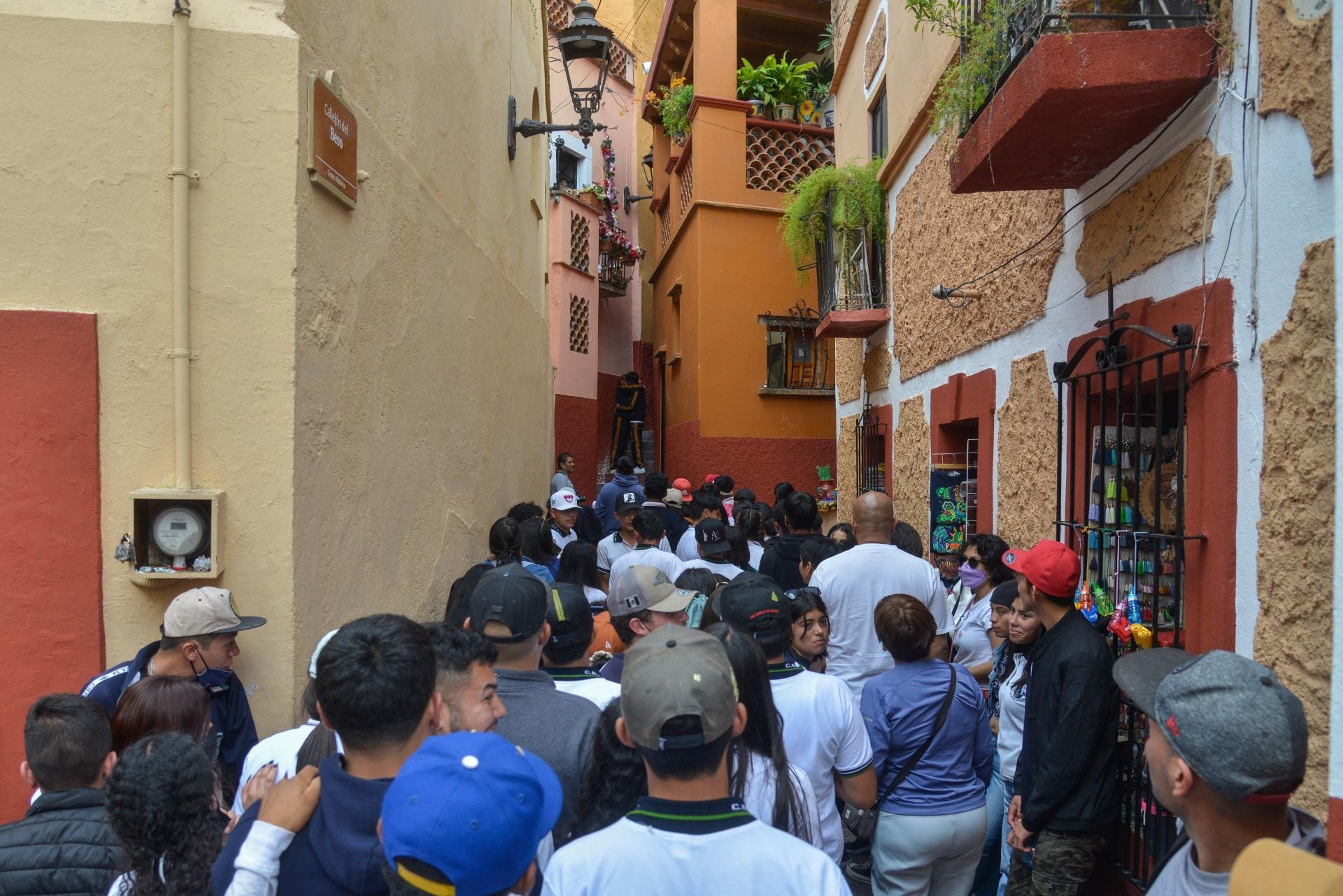 Callejón de Beso, larga fila