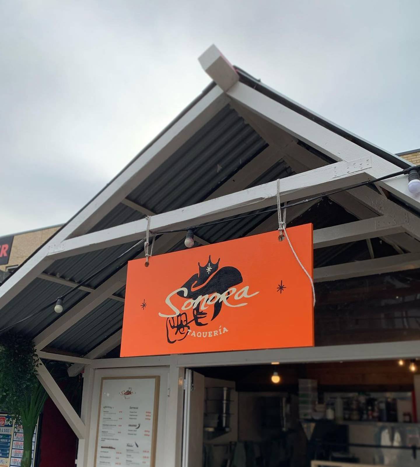 Le exigen a mexicana no usar "taquería" para su restaurante de tacos