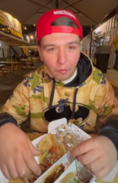 Fofo Márquez prueba tacos de La Milagrosa