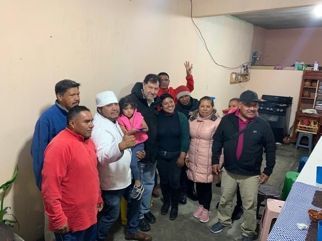 Fernández Noroña se toma fotos con pobladores de Portes Gil