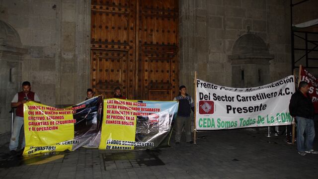 Comerciantes de la Central de Abasto bloquean una puerta de Palacio Nacional
