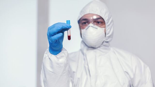 Personal médico con muestra de sangre.