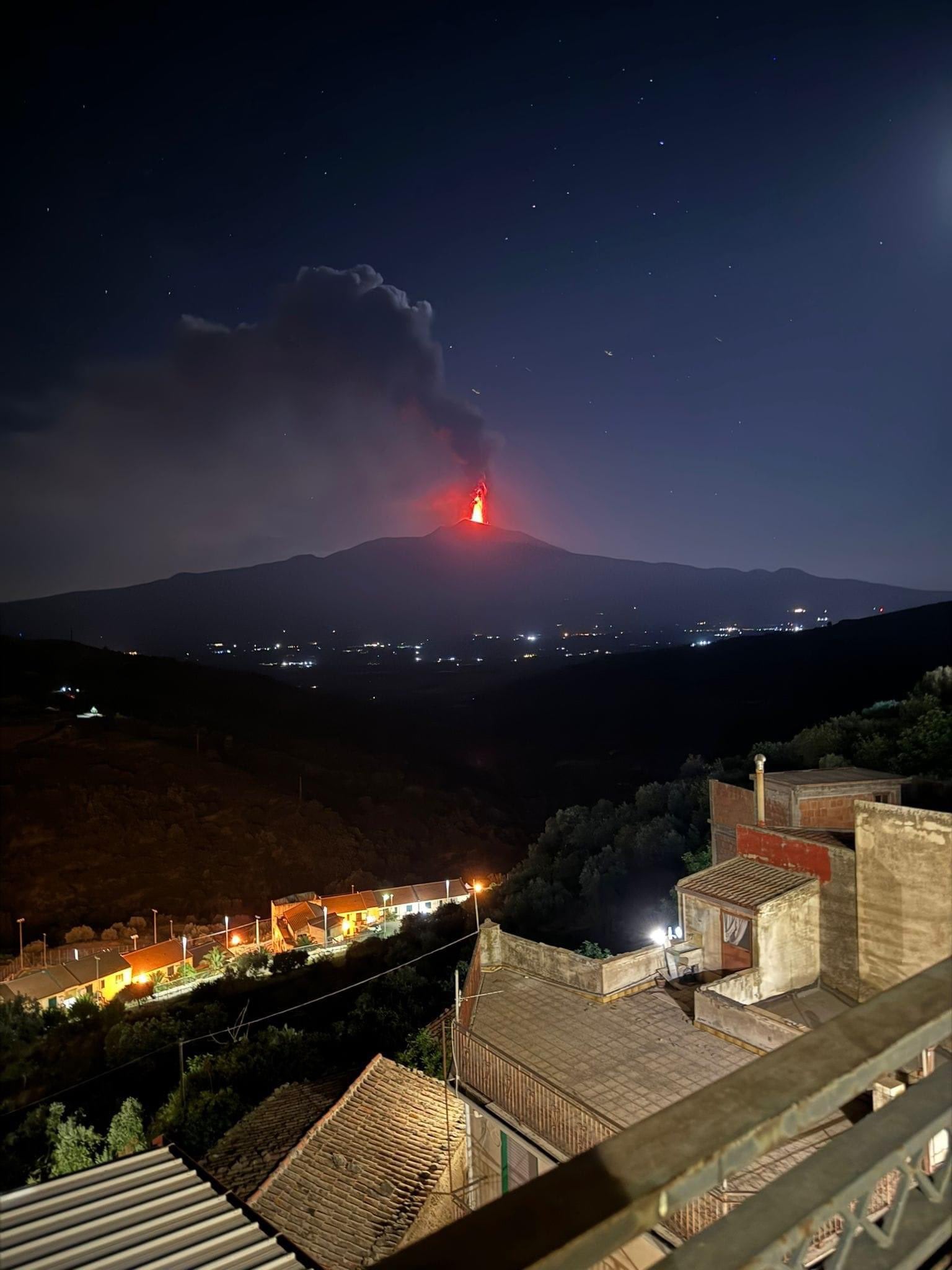 Volcán Etna en Italia entra en erupción