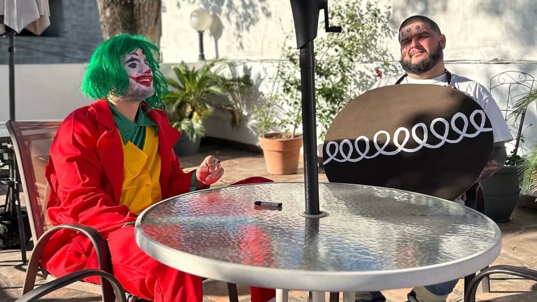 Adrián Marcelo y La Mole como Guasón y El Pingüino en los disfraces de Halloween