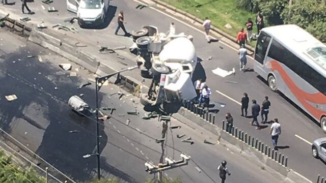 Volcadura de revolvedora en carretera México-Toluca
