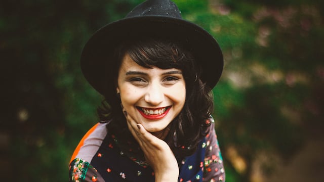 mujer sonrisa labios rojos