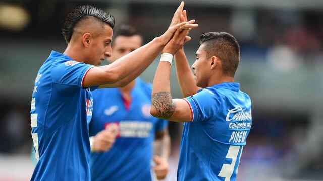 Alvarado y Pineda celebran un gol de La Máquina