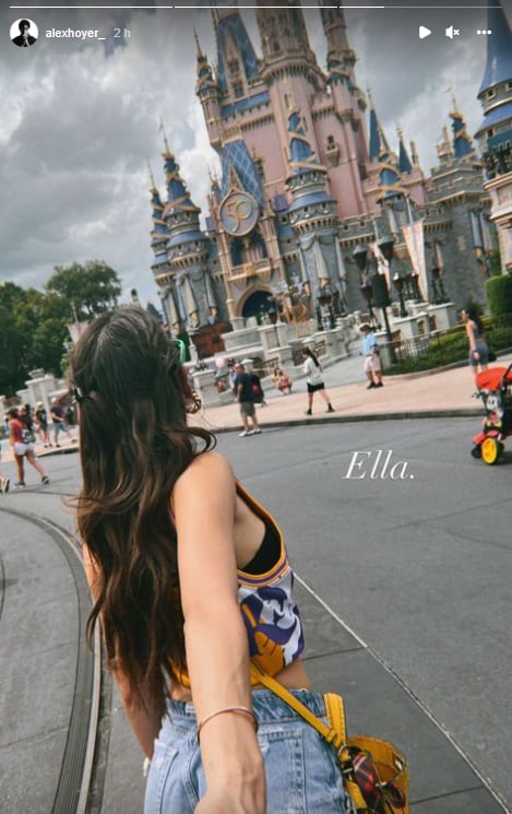 Danna Paola en Disneylandia con Alex Hoyer.