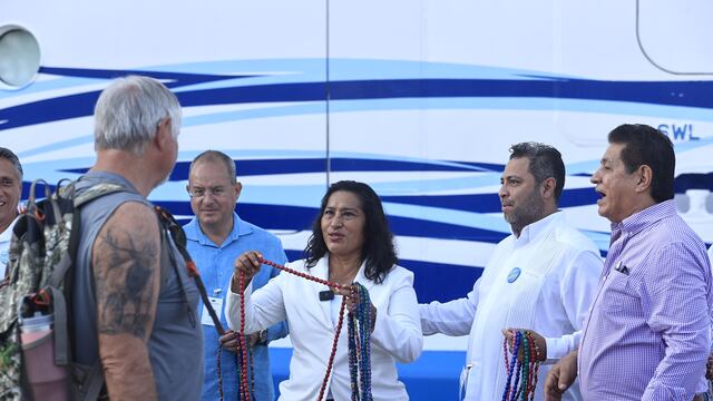 Abelina López da la bienvenida al crucero Norwegian Bliss
