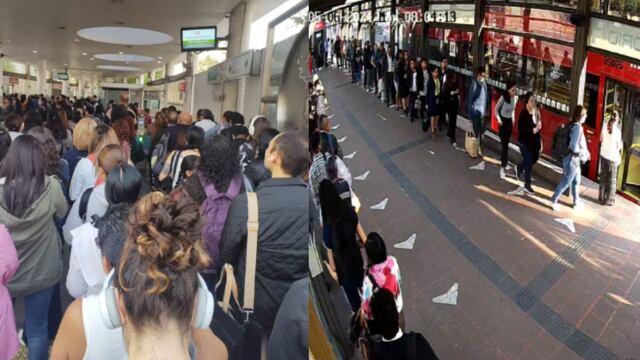 Largas filas en el Metrobús CDMX