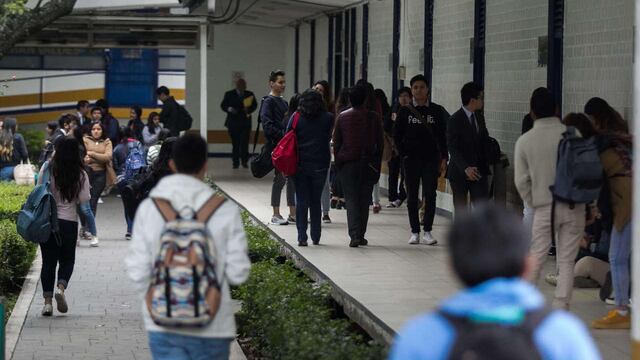 Pasillo de una escuela.