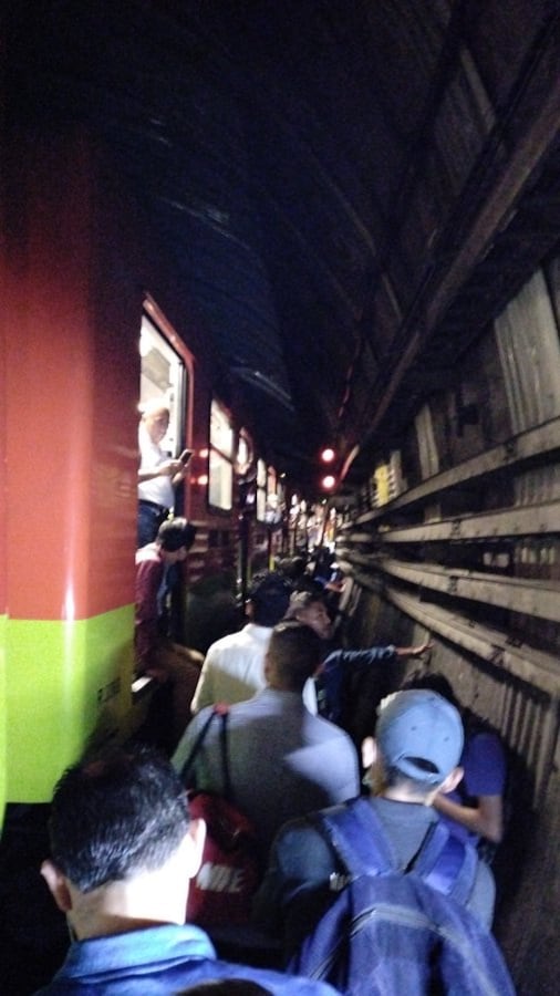 Desalojan tren del Metro CDMX, usuarios quedaron atrapados en túnel