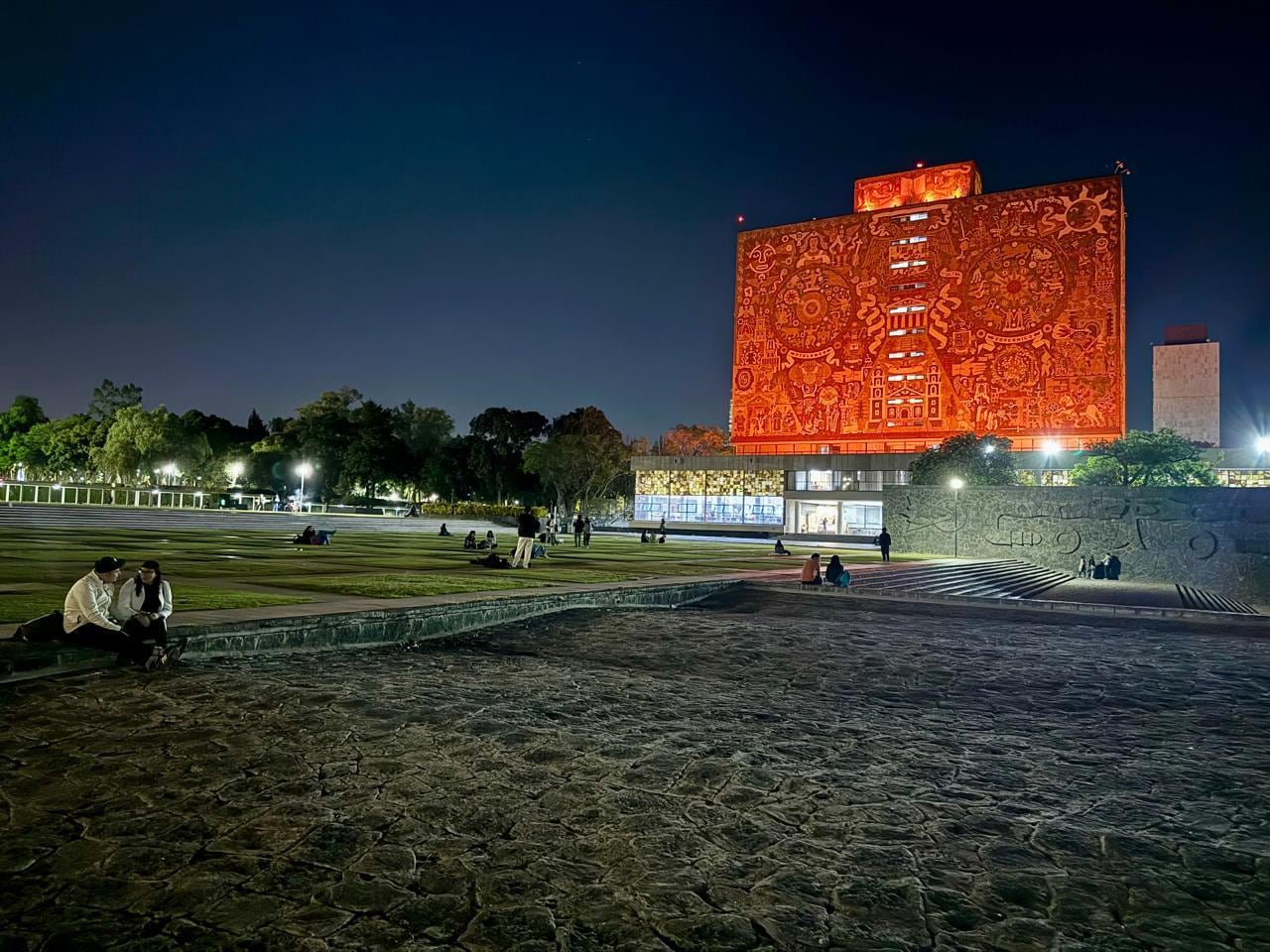 CDMX ilumina edificios y monumentos por el 25N