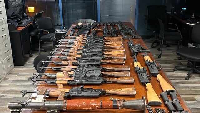 Agentes de Estados Unidos decomisan armas que venían a México