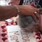 Abuelita es empujada a pastel el Día de las Madres