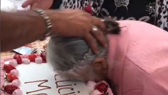 Abuelita empujada a pastel