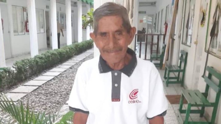 Abuelo termina la prepa a sus 80 años y ahora va por la Universidad