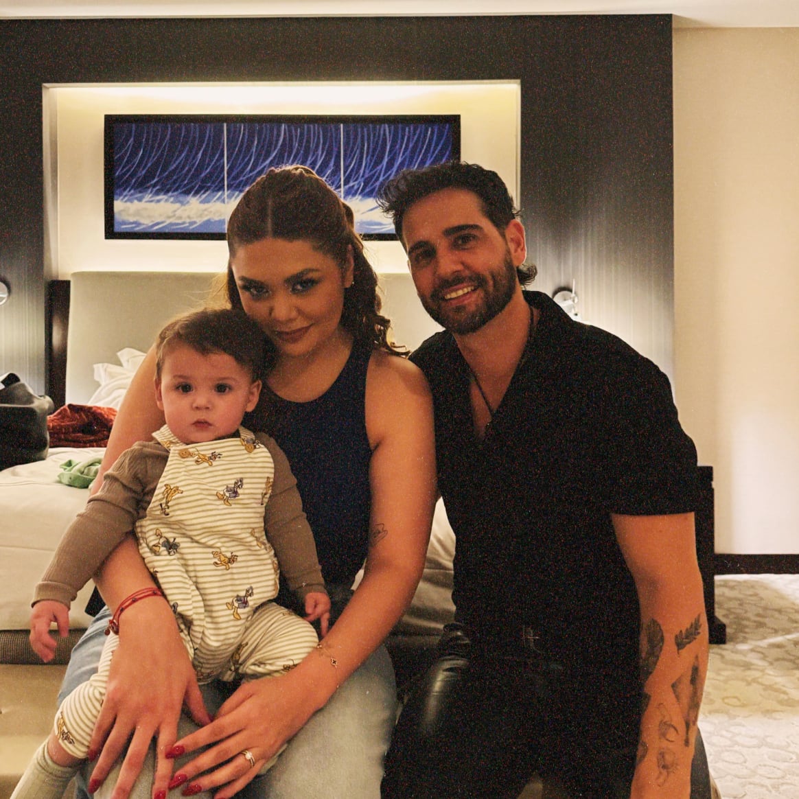 Yuridia y Matías Aranda con su hijo Benicio