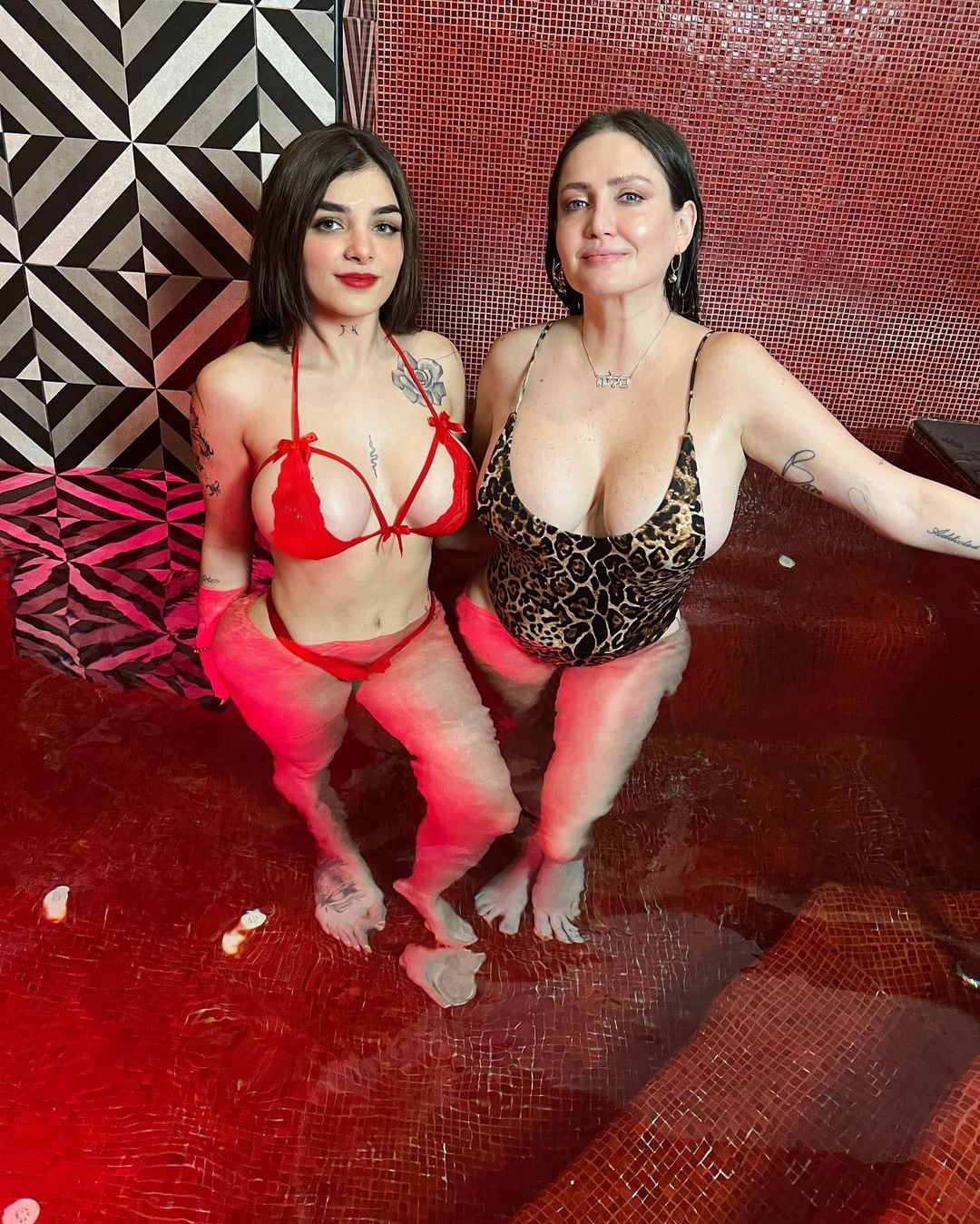 Karely Ruiz y Celia Lora