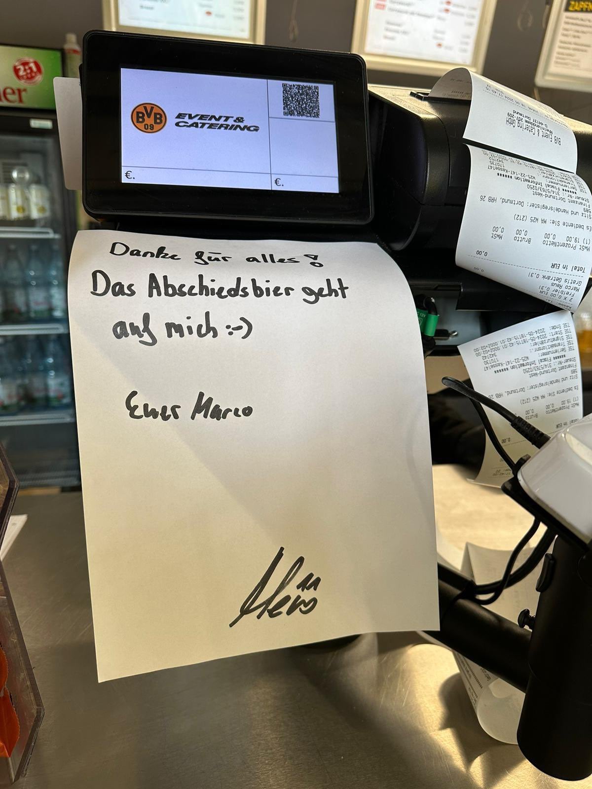 Marco Reus invitó una ronda de cerveza a los aficionados del Borussia Dortmund.