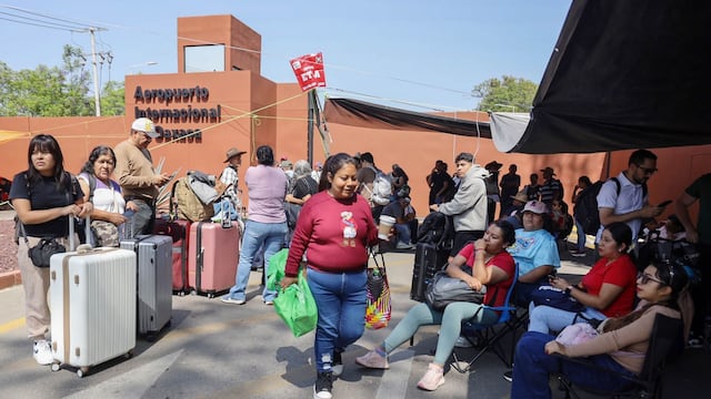 Sección 22 de la CNTE bloquea el Aeropuerto Internacional de Oaxaca.