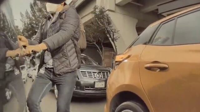 VIDEO: Hombre armado intenta asaltar un auto en CDMX