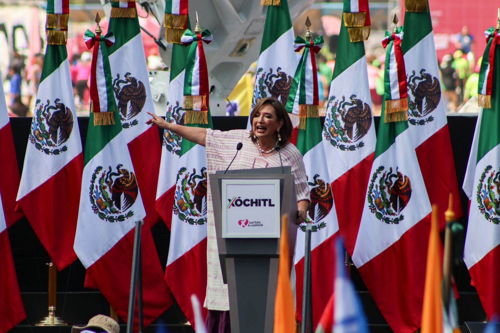 Xóchitl Gálvez, aspirante a la presidencia por el Frente Amplio por México (PAN, PRI, PRD), realizó un informe con simpatizantes a un costado del Monumento a la Revolución