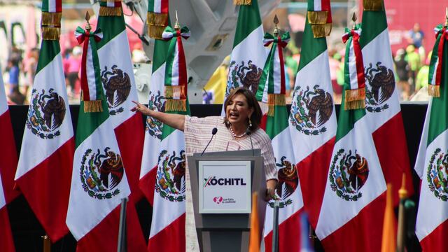 Xóchitl Gálvez, aspirante a la presidencia por el Frente Amplio por México (PAN, PRI, PRD), realizó un informe con simpatizantes a un costado del Monumento a la Revolución